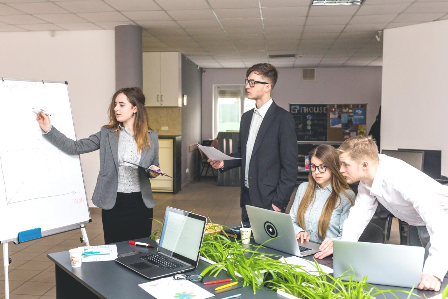 Finanzberatung in modernem Büroumfeld